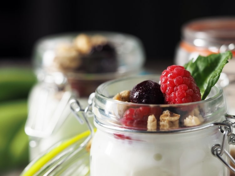yogurt-guide-yogurt-and-fruit-traditional-yogurt